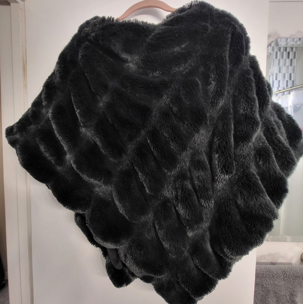 Donna Salyers Fabulous Furs Black Faux Fur Poncho